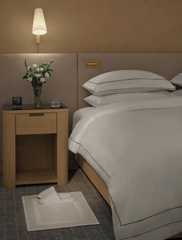 Room, 1 King Bed, Accessible (Roll-in shower)