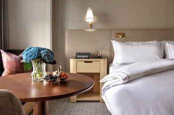 Room, 1 King Bed, Accessible (Roll-in shower)