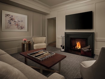 Classic Suite, Fireplace (with Roll-In Shower)