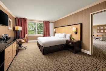 Suite, 1 King Bed, Non Smoking (Governor's)