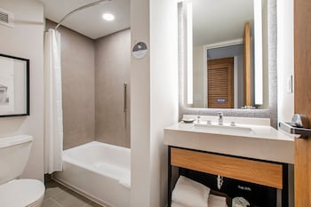 Club Room, 1 King Bed, Balcony (Mobility Accessible, Tub)
