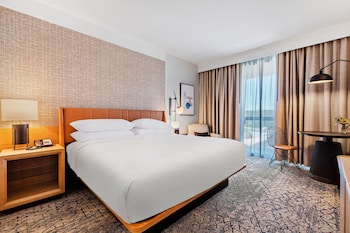 Club Room, 1 King Bed, Balcony