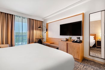 Club Room, 1 King Bed, Balcony
