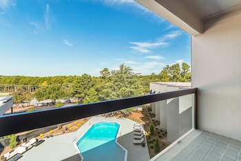 Club Room, 1 King Bed, Balcony