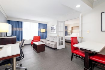 Suite, 1 King Bed, Accessible (Mobility, Accessible Tub)