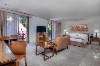 Executive Suite, 1 King Bed, Kitchen