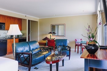 Executive Suite, 1 King Bed, Kitchen
