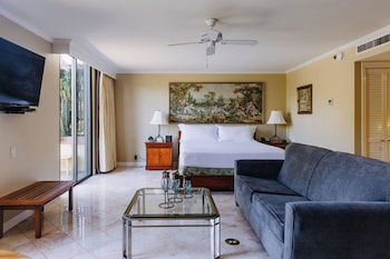 Suite, 1 King Bed, Kitchen