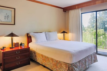 Suite, 1 King Bed, Kitchen
