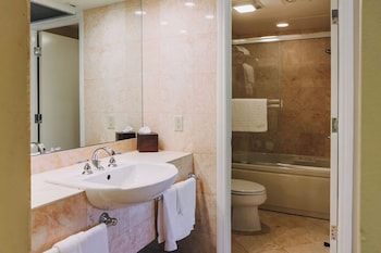 Suite, 1 King Bed, Kitchen