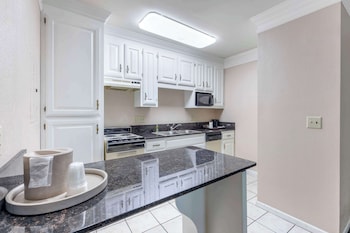 Suite, 1 King Bed, Non Smoking, Kitchenette