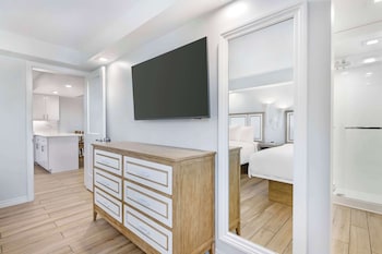 Suite, Multiple Beds, Non Smoking, Balcony (with Sofabed;Gulf View)