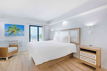 Standard Room, 1 King Bed, Non Smoking, Balcony (Gulf View)