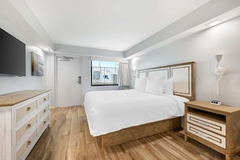Standard Room, 1 King Bed, Kitchen, Poolside (Ground Floor)