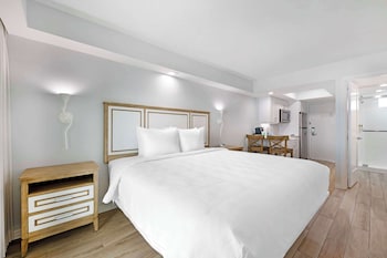 Standard Room, 1 King Bed, Non Smoking, Balcony (Gulf View)