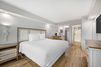 Standard Room, 1 King Bed, Kitchen, Poolside (Ground Floor)