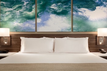 Deluxe Room, 1 King Bed with Sofa bed (Deluxe King Suite)