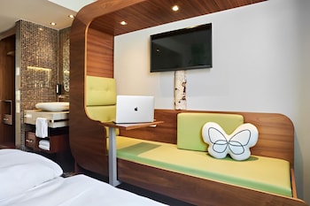 Double Room (street side)