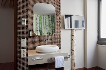 Double Room (street side)