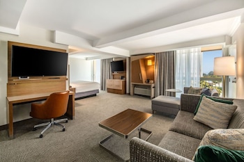 Premium Room, 1 King Bed with Sofa bed, Courtyard View