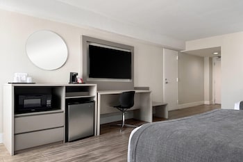 Room, 2 Queen Beds, Non Smoking, Tower (Deluxe Tower Room)
