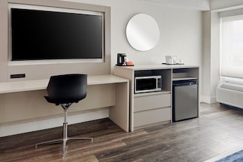 Deluxe Room, 1 King Bed, Non Smoking, Tower