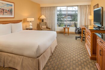 Deluxe Room, 1 King Bed, Courtyard View