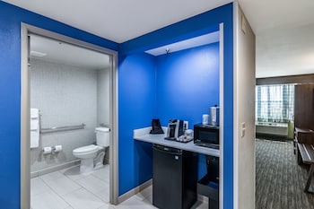 Standard Room, 1 King Bed, Accessible (Comm, Mobil, Accessible Tub)