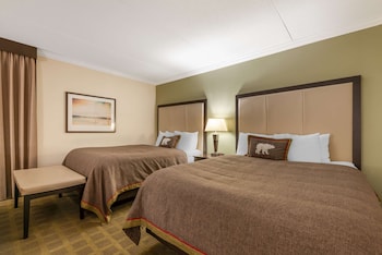Family Suite, 2 Queen Beds, Non Smoking, Kitchenette (with Sofabed)