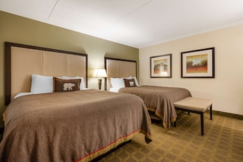 Standard Room, 2 Queen Beds, Refrigerator & Microwave, Poolside