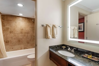 Family Suite, 2 Queen Beds, Non Smoking, Kitchenette (with Sofabed)