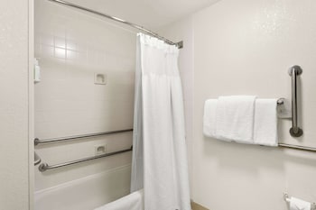 Room, 2 Queen Beds, Accessible (Mobility/Hearing Tub)