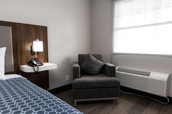 Suite, 1 King Bed, Non Smoking (Larger Room)
