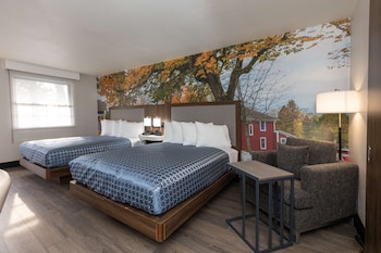 Suite, 2 Queen Beds, Non Smoking (Larger Room)