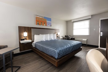 Suite, 1 King Bed, Non Smoking (Larger Room)
