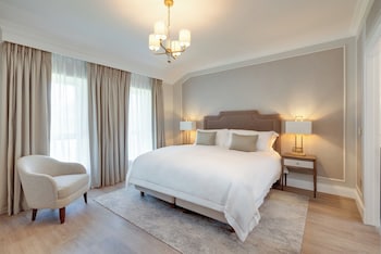 Lodge Bedroom ( 2 minute walk from main hotel building)