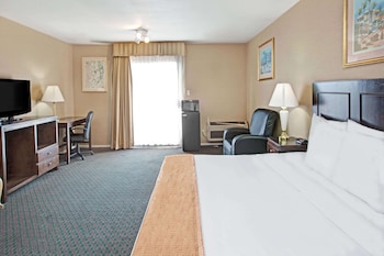 Room, 1 King Bed, Accessible, Non Smoking (Mobility/Roll-in Shower)