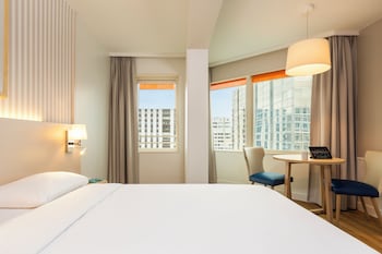 Studio, 1 Double or 2 Twin Beds
