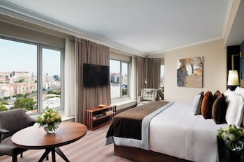 Family Room (Premium)