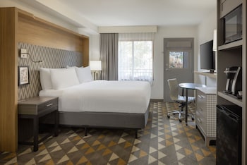 Room, 1 King Bed, Pool Access, Courtyard View