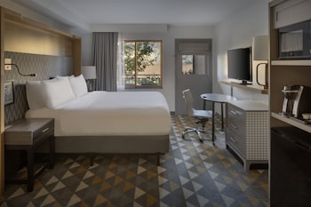 Room, 1 King Bed, Pool Access, Courtyard View