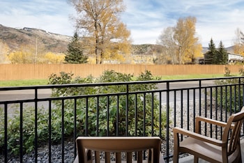 Room, 2 Queen Beds, Courtyard View (Outdoor Living Area)