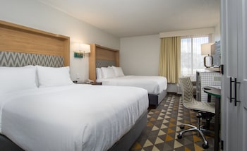 Room, 2 Queen Beds, Courtyard View (Outdoor Living Area)