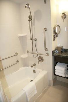 Room, 2 Queen Beds, Accessible, Bathtub