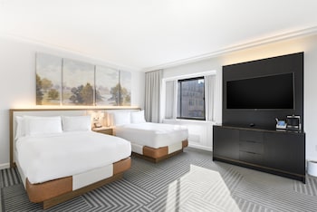 Junior Suite, 2 Queen Beds (Roll-in Shower)