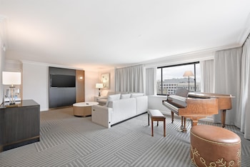 Executive Suite, 1 King Bed (Senate)