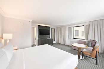 Room, 1 King Bed, Accessible (Roll-in Shower)