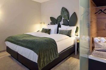 Suite, 1 Double Bed, Jetted Tub, Park View