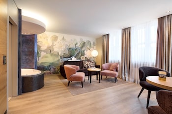 Suite, 1 Double Bed, Jetted Tub, Park View