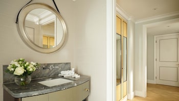 Knightsbridge, Suite